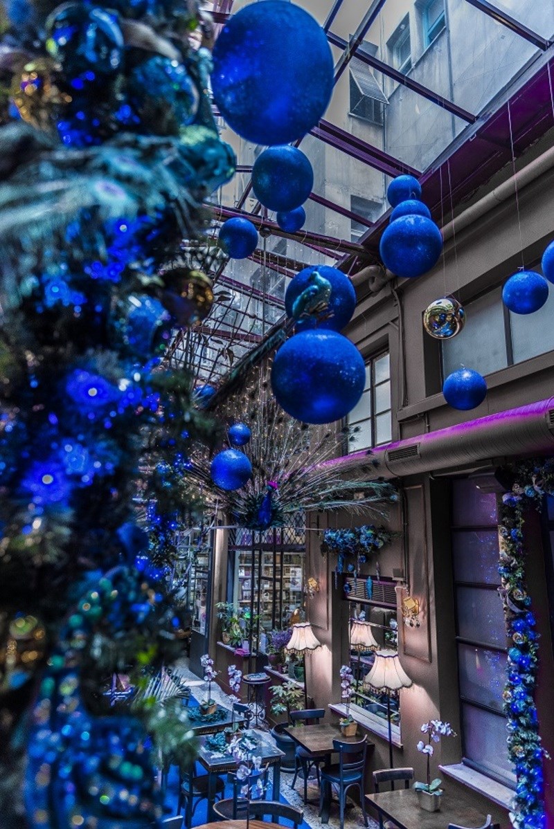 Εξωτικά παγόνια, πλάσματα τ' ουρανού: Το Μπλε κυριαρχεί στην εορταστική διακόσμηση του Noel 