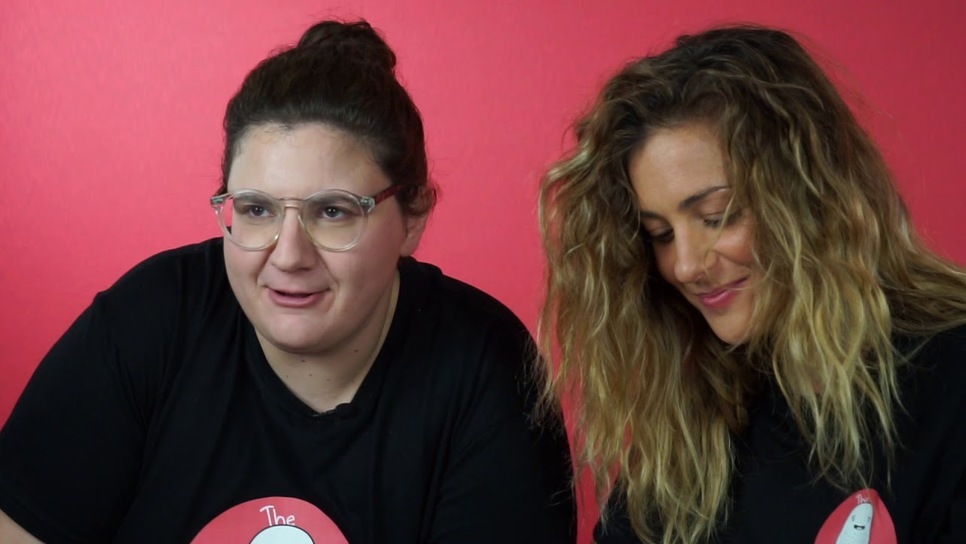 Η Νατάσσα Μποφίλιου και η σεφ Γωγώ Δελογιάννη καθαρίζουν πατάτες για καλό σκοπό 