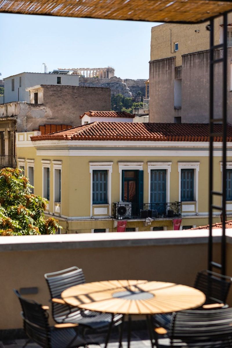 Κρεμαστοί κήποι και θέα στην Ακρόπολη: Το νέο ξενοδοχείο στου Ψυρρή είναι μία αστική όαση