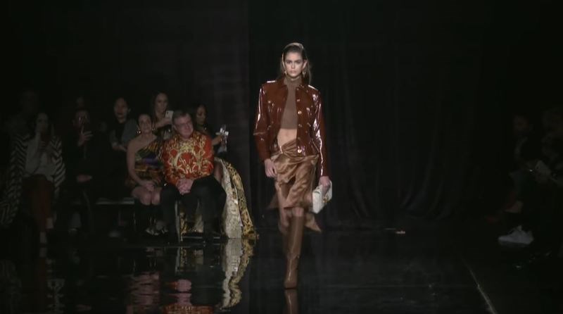 Ο οίκος Versace έδειξε το εντυπωσιακό ύφασμα που θα φοράμε όλοι του χρόνου το χειμώνα 