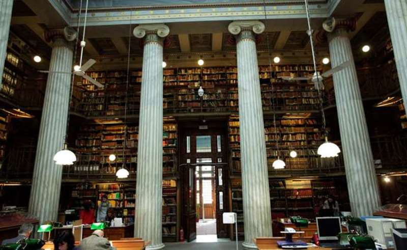 Μέσα στο ιστορικό Βαλλιάνειο Μέγαρο: Η Εθνική Βιβλιοθήκη επαναλειτουργεί ανανεωμένη / Life / Woman TOC