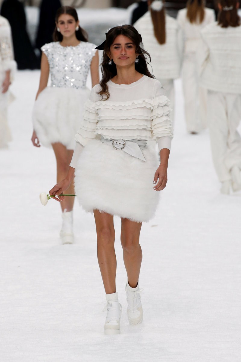 Η Chanel αποχαιρέτησε τον Λάγκερφελντ με ένα μεγαλειώδες σόου-χιονισμένη χώρα των θαυμάτων
