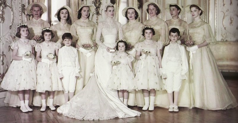 Η Γκρέις Κέλι φόρεσε το ομορφότερο νυφικό στην ιστορία. Φτιάχτηκε από 400 μέτρα υφάσματος
