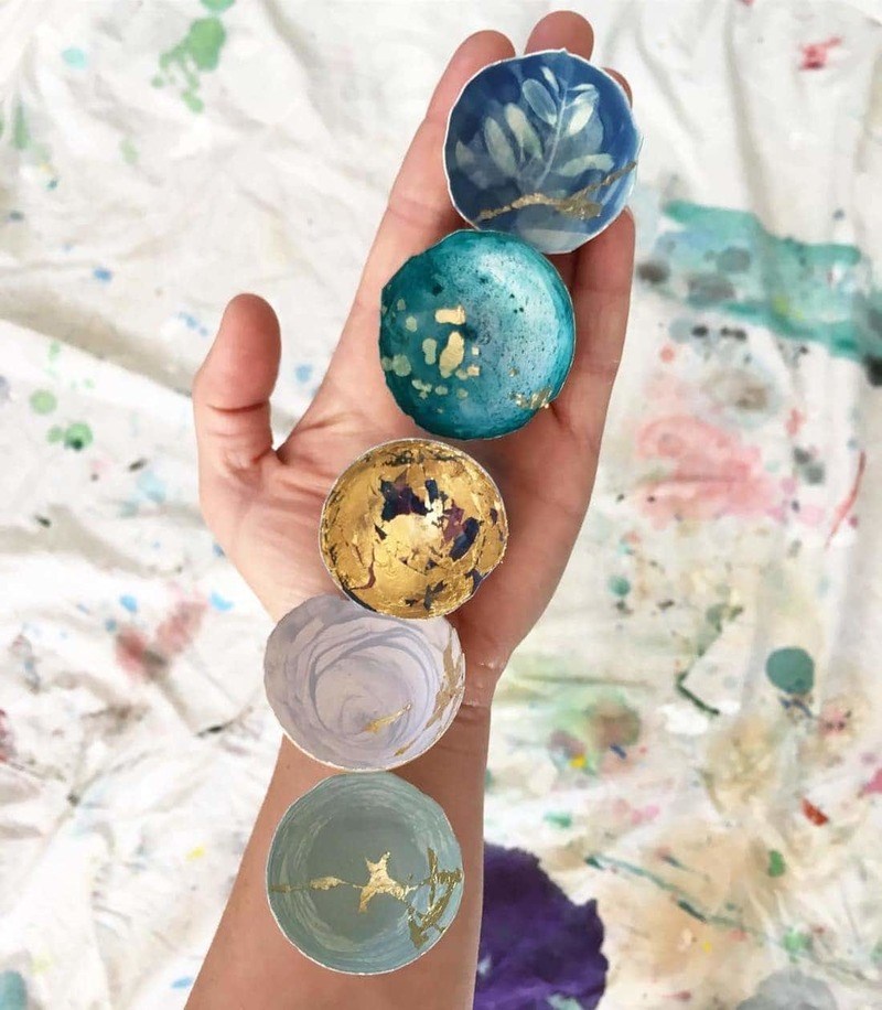 Εύθραυστη ομορφιά: Μια εικαστικός μετατρέπει τα σπασμένα τσόφλια αυγού σε έργα τέχνης