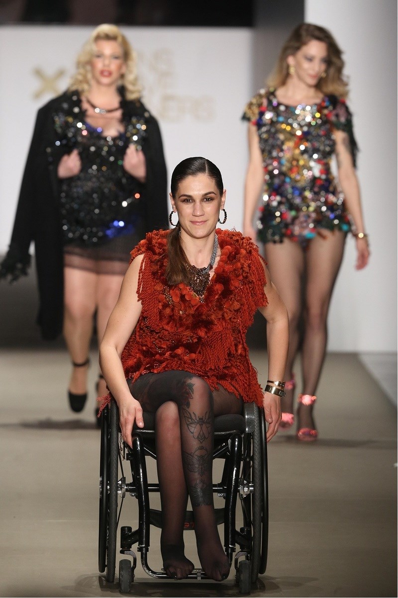 Δυνατό μήνυμα: Δύο μοντέλα παρέλασαν με αναπηρικά αμαξίδια στην Εβδομάδα Μόδας της Αθήνας