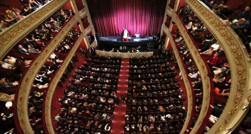 Η πανέμορφη, ιστορικής σημασίας αυλαία, επιστρέφει στο Δημοτικό Θέατρο Πειραιά μετά από 93 χρόνια 