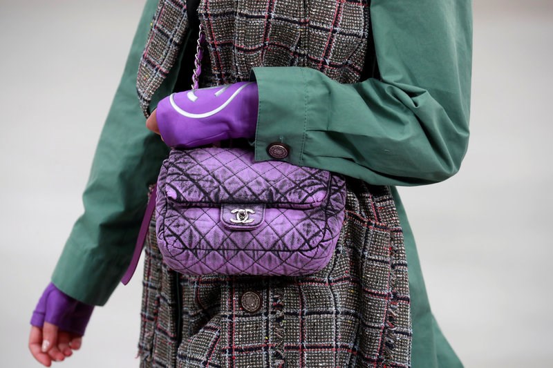Η Βιρζινί Βιάρ, η διάδοχος του Καρλ Λάγκερφελντ, σχεδίασε την πιο hot Chanel τσάντα της σεζόν  