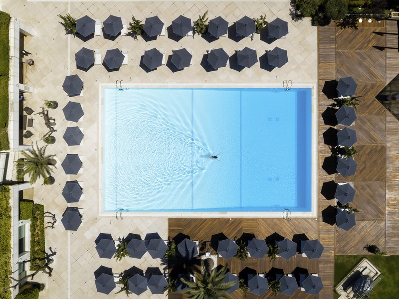 Ένας τροπικός παράδεισος στην καρδιά της Αθήνας: Η ανανεωμένη πισίνα του Hilton
