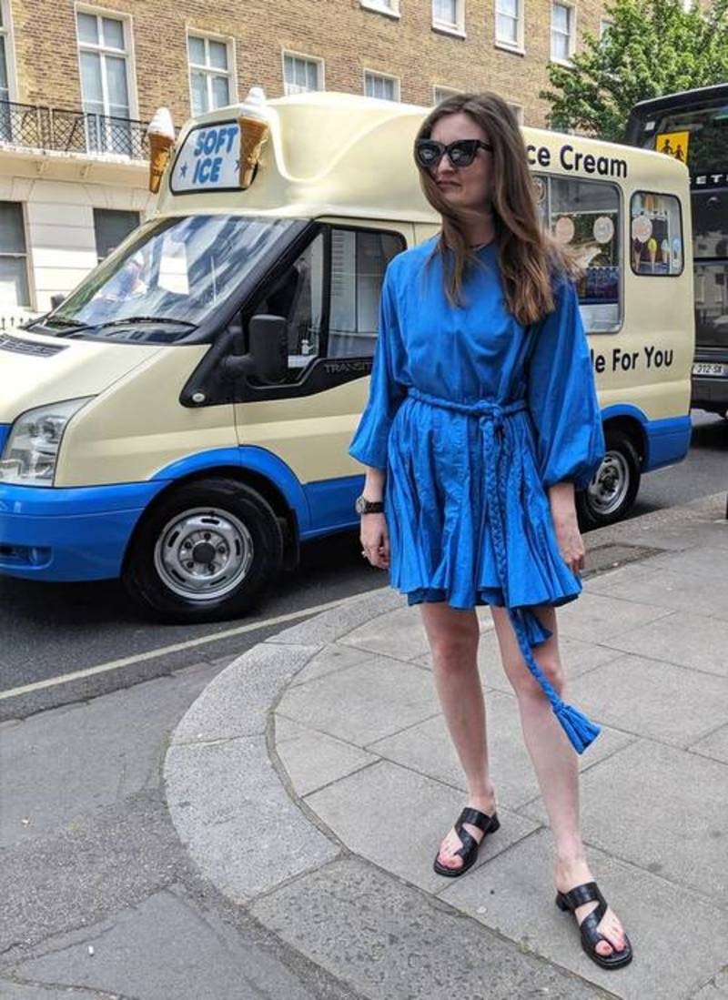 «Το φόρεμα που με έκανε να ξαναφορέσω μίνι μετά από χρόνια»: Η αγορά-αποκάλυψη μιας fashion editor