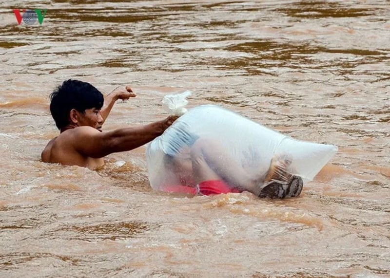 Οδύσσεια μάθησης: Στο Βιετνάμ μαθητές διασχίζουν ποτάμια μέσα σε νάιλον σακούλες για να πάνε σχολείο