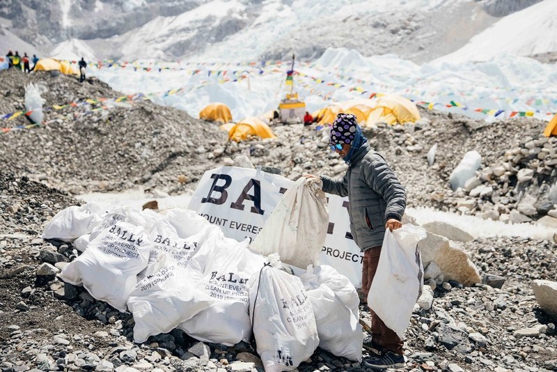 O οίκος Bally απομάκρυνε σχεδόν δύο τόνους σκουπιδιών από το Έβερεστ – και συνεχίζει