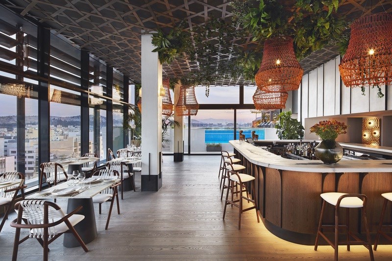 «Σαν να ίπτασαι πάνω από την πόλη»: Το εστιατόριο-μπαρ που προσγειώθηκε στην κορυφή της Αθήνας 