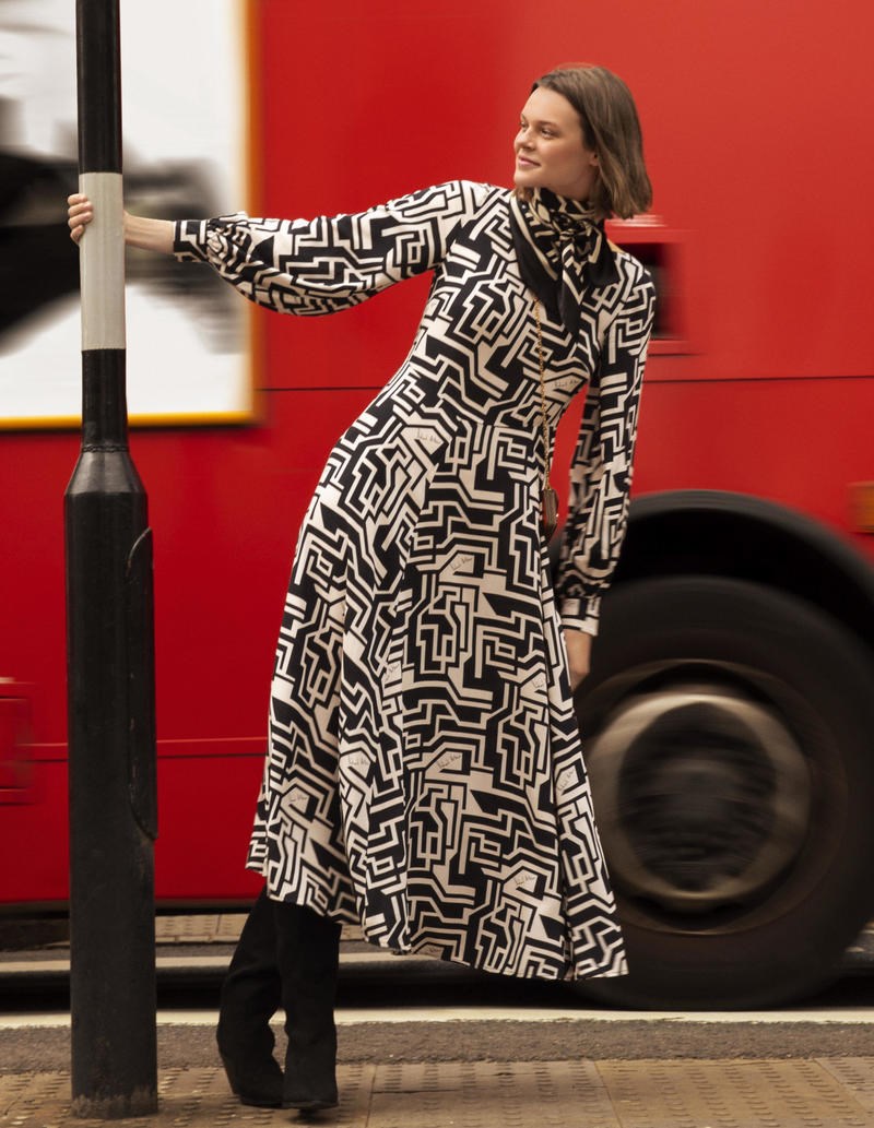 Μια συνεργασία-έκπληξη της H&M μας φέρνει εικόνες από τα ξέφρενα 60s του Λονδίνου 