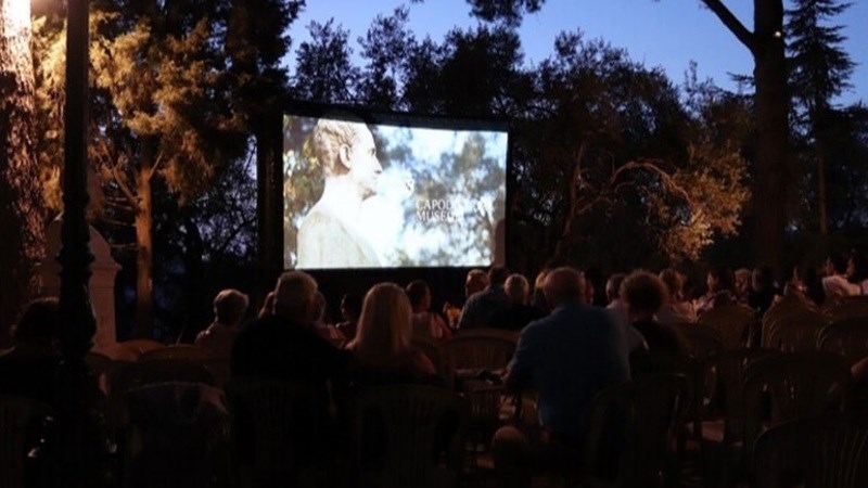 Ένας δροσερός, πανέμορφος θερινός κινηματογράφος στον κήπο του Μουσείου Καποδίστρια στην Κέρκυρα 
