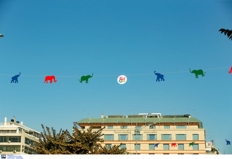 Εντυπωσιακό θέαμα: Αμέτρητα, πολύχρωμα ελεφαντάκια στον ουρανό της Θεσσαλονίκης 