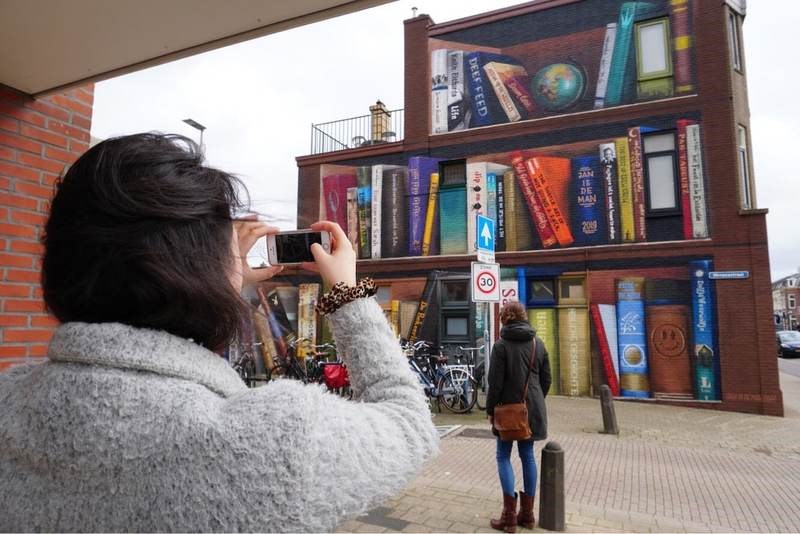 Υπέροχη οφθαλμαπάτη: Καλλιτέχνες μεταμόρφωσαν ένα άχαρο κτίριο σε θεαματική βιβλιοθήκη