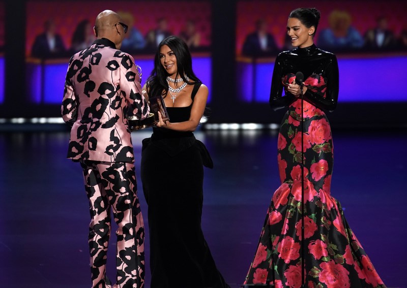 Ανατροπή στο κόκκινο χαλί: Ο τρόπος που φόρεσε το λάτεξ η Κένταλ Τζένερ στα βραβεία Emmy 