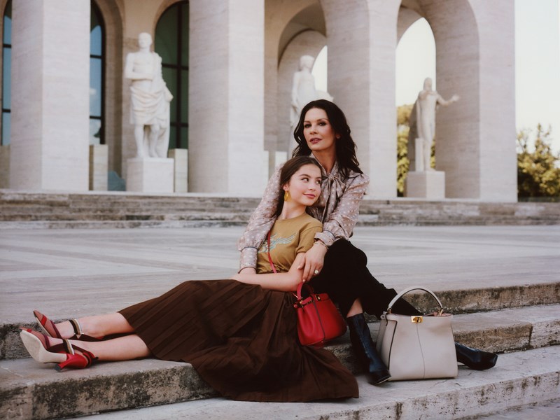 Η Κάθριν Ζέτα Τζόουνς ποζάρει μαζί με την κόρη της στη νέα καμπάνια του οίκου Fendi