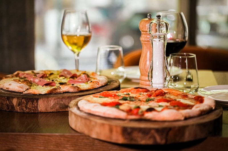 Αυτή η λαμπερή σάλα στο κέντρο της Αθήνας σερβίρει την πιο νόστιμη ιταλική πίτσα της πόλης 