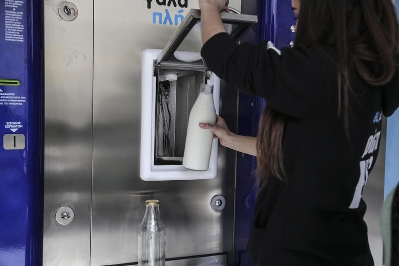 Γάλα από ATM και στην Αθήνα - Πού βρίσκονται οι αυτόματοι πωλητές