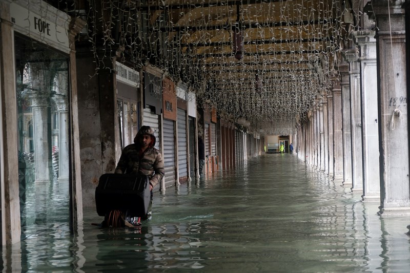 Σε αυτή την εικόνα της πλημμυρισμένης Βενετίας είναι που πρέπει να καθίσεις 2 λεπτά και να σκεφτείς