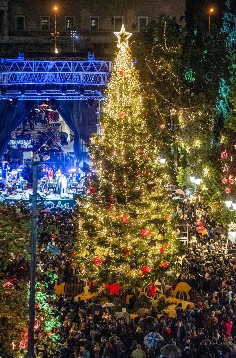 «Η Αθήνα φέτος πιο λαμπερή παρά ποτέ»: Η φωταγώγηση του χριστουγεννιάτικου δέντρου στο Σύνταγμα