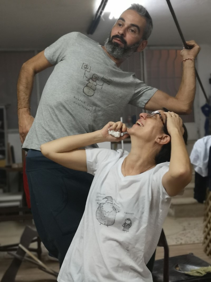 Αναρχία στα Χριστούγεννα: Ο Έλληνας, αυτοδίδακτος σκιτσογράφος κάνει σοβαρή πλάκα με τα T-Shirt του