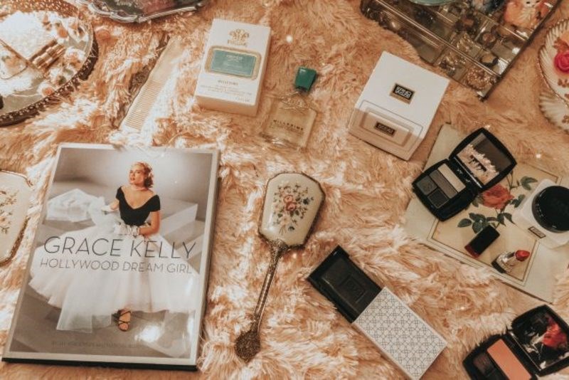 Τι φορούσε η Γκρέις Κέλι: Τα αγαπημένα της προϊόντα ομορφιάς που μπορείς να αγοράσεις και σήμερα