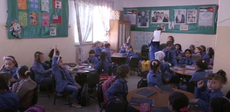 Το σχολείο που βοηθά κορίτσια από τη Συρία με αντάλλαγμα... μια καρέκλα!