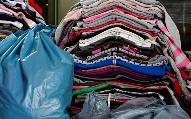 «Άνθρωποι που έχουν ανάγκη μπορούν να πάρουν δωρεάν ρούχα»: Στηρίζουμε την Humanitarian Bank 