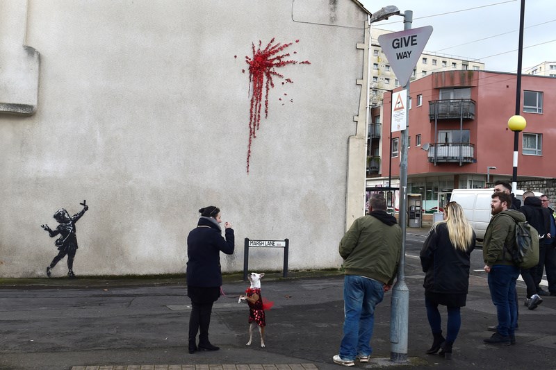 Mήνυμα αγάπης από τον Banksy με νέο γκράφιτι στο Bristol 