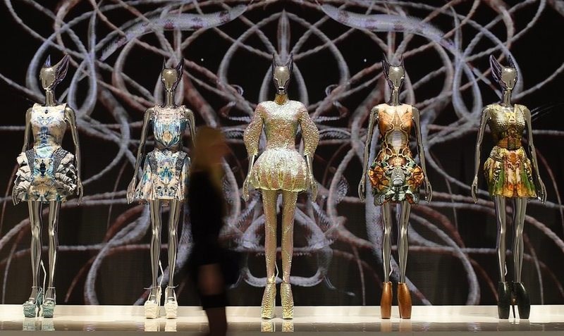 O οίκος Alexander McQueen χαρίζει τα υφάσματά του σε πανεπιστήμια για τους φοιτητές μόδας