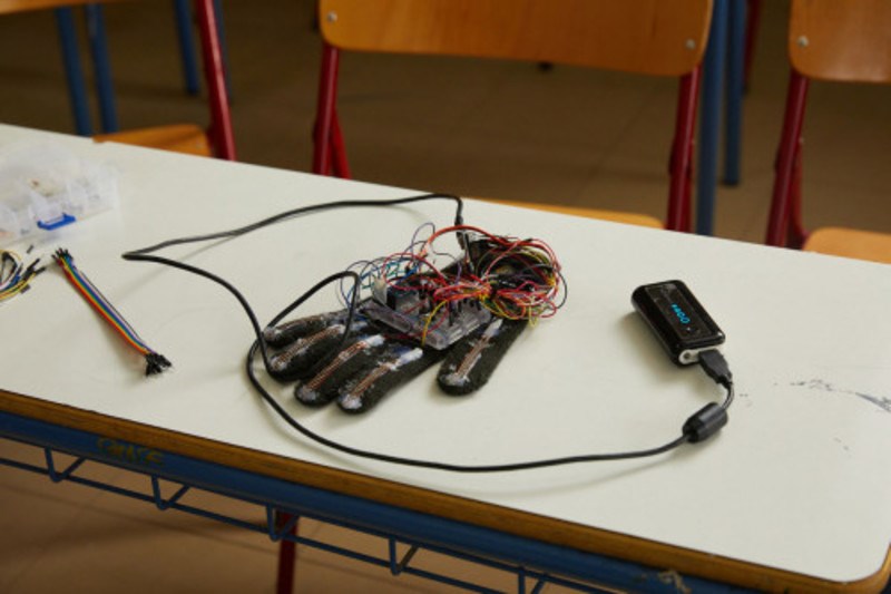 Τρεις μαθήτριες από τα Χανιά δημιούργησαν το «έξυπνο» γάντι που αναγνωρίζει τη νοηματική