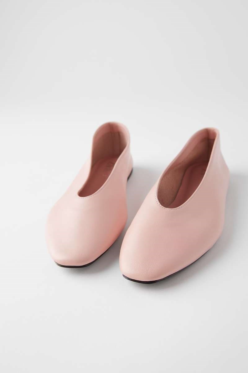 Αυτά είναι τα ιδανικά flat παπούτσια που θα σε βγάλουν ασπροπρόσωπη στις καθημερινές σου εμφανίσεις