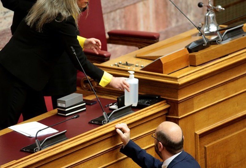 Η Κατερίνα Σακελλαροπούλου ορκίστηκε ΠτΔ,στη Βουλή όλοι έπλεναν τα χέρια τους με αντιβακτηριακό τζελ