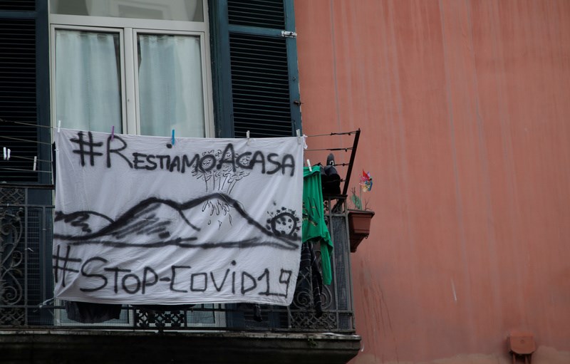 Ιταλία: Τραγουδούν από τα μπαλκόνια ενάντια στον θάνατο και τον κορονοϊό