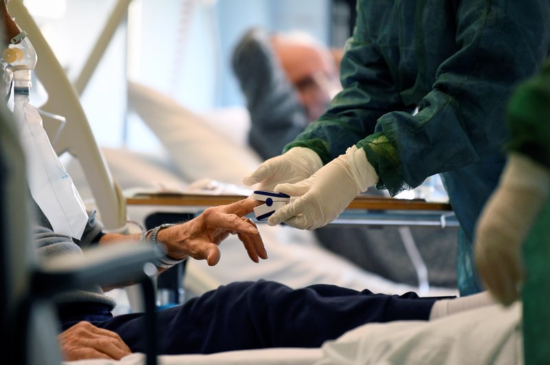 Συγκλονιστικές μαρτυρίες γιατρών στην Ιταλία: «Όταν πλησιάζει η ώρα να πεθάνουν, το αισθάνονται»