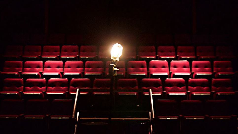 Στη θεατρική ιδιόλεκτο, όταν κλείνει ένα θέατρο αφήνουμε ένα φως ανοιχτό. Πως θα επιστρέψουμε» / Viral / Woman TOC