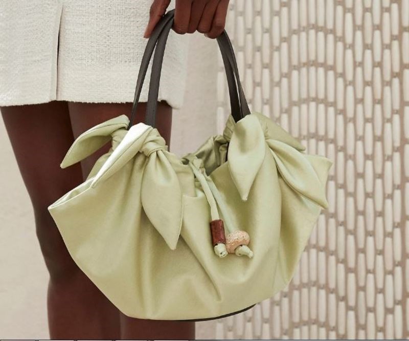 Croissant bag: Η πιο chic τσάντα του 2020 που αγαπάνε όλες οι fashionistas θυμίζει το γαλλικό γλυκό