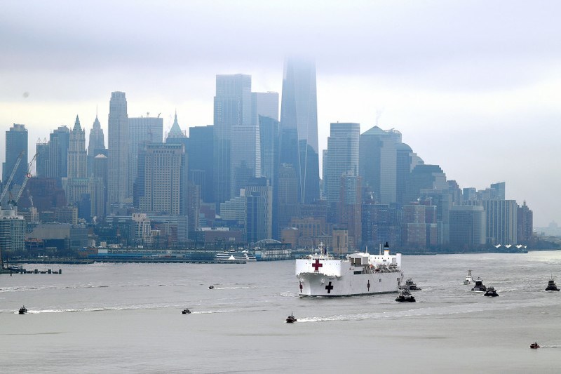 To πλωτό νοσοκομείο USNS μόλις έφτασε στη Νέα Υόρκη. Οι εικόνες είναι εντυπωσιακές