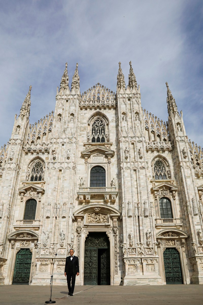 H ανατριχιαστική ερμηνεία του Αντρέα Μποτσέλι στον άδειο καθεδρικό ναό Ντουόμο στο Μιλάνο