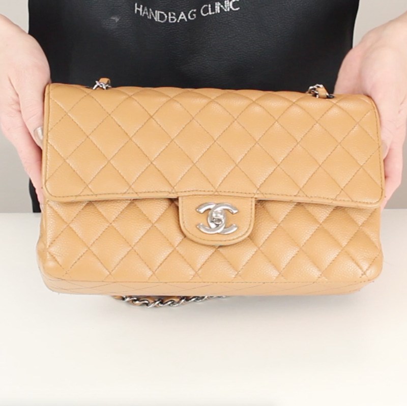 Βήμα-βήμα: Πώς να κάνεις μία παλιά τσάντα Chanel να μοιάζει καινούργια 