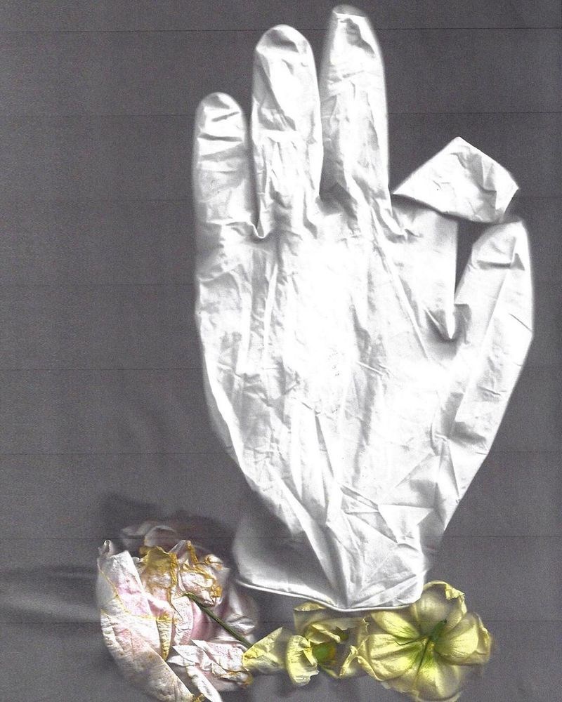 Η αναπάντεχη καμπάνια του oίκου Gucci- Γάντια μιας χρήσης και λουλούδια τα σύμβολα της ζωής 
