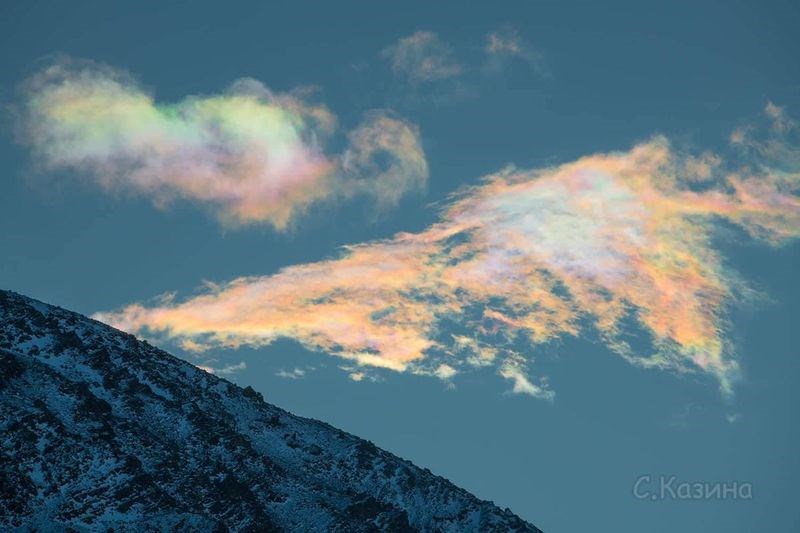 Σπάνιες εικόνες με μαγευτικά ιριδίζοντα σύννεφα στην Σιβηρία σε κάνουν να ταξιδεύεις νοητά