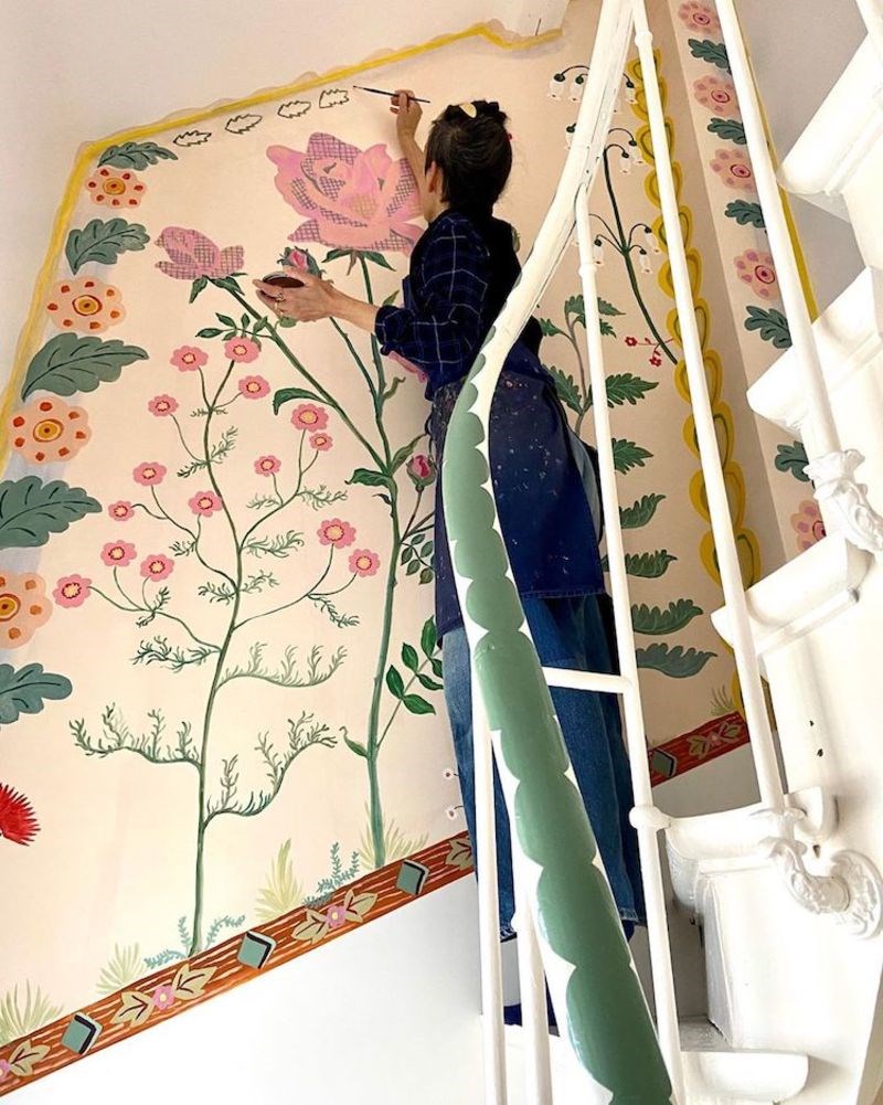 Γαλλίδα ζωγράφος μετατρέπει το εσωτερικό του σπιτιού της σε ανθισμένο κήπο- Οι υπέροχες τοιχογραφίες