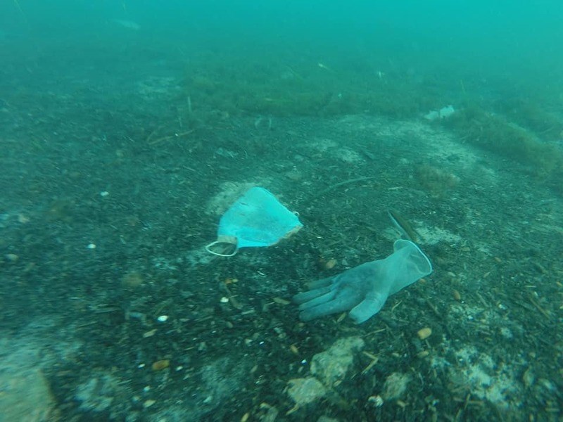 Μάσκες και γάντια στη Μεσόγειο: Περιβαλλοντική οργάνωση προειδοποιεί για τη «ρύπανση κορονοϊού»