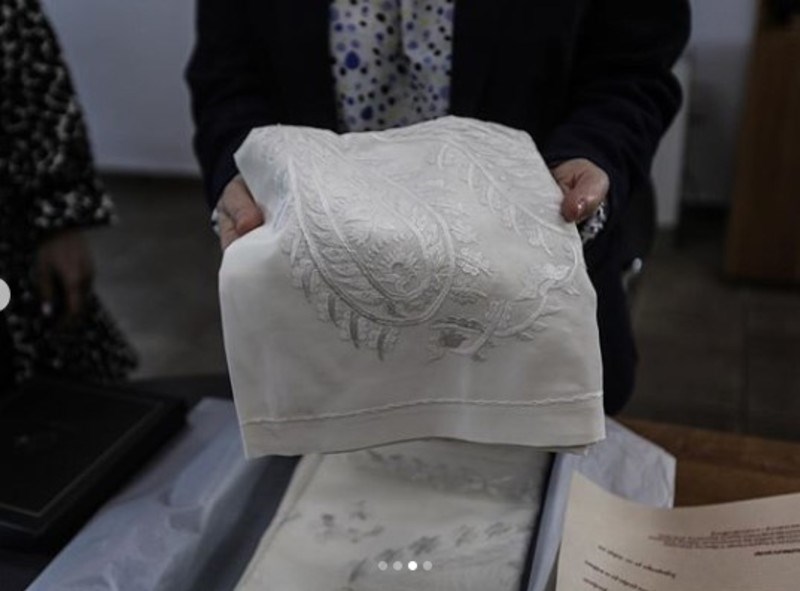 Η ιστορία πίσω από το ελληνικό μεταξωτό μαντίλι που χάρισαν στην Κατερίνα Σακελλαροπούλου στο Σουφλί