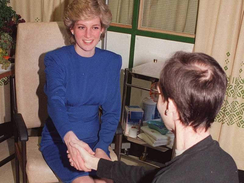 Η Νταϊάνα έκανε χειραψία σε ασθενή με AIDS, όταν όλοι πίστευαν ότι η νόσος κολλάει με το άγγιγμα