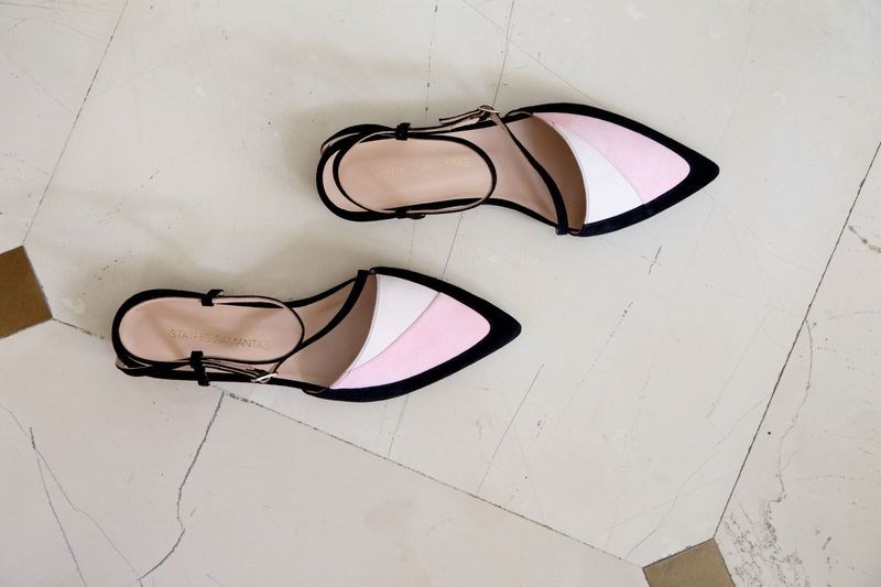 Ο Στάθης Σαμαντάς σχεδιάζει παπούτσια με τον τρόπο που ένας καλλιτέχνης δουλεύει το έργο του