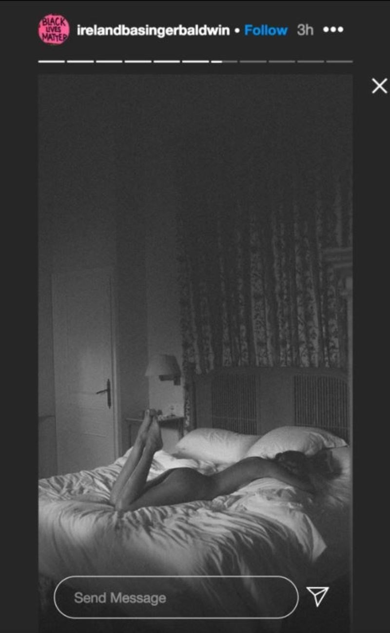 Η κόρη του Άλεκ Μπόλντγουιν και της Κιμ Μπάσινγκερ, Άιρλαντ, ποζάρει γυμνή στο κρεβάτι της 